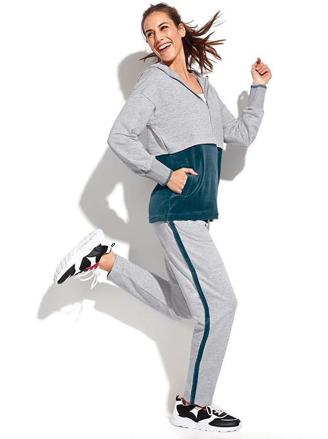 Chándal gris clarito combinado con terciopelo azul con pantalón recto con banda lateral (9,99 euros) y chaqueta con cremallera (14,99 euros), de Venca.