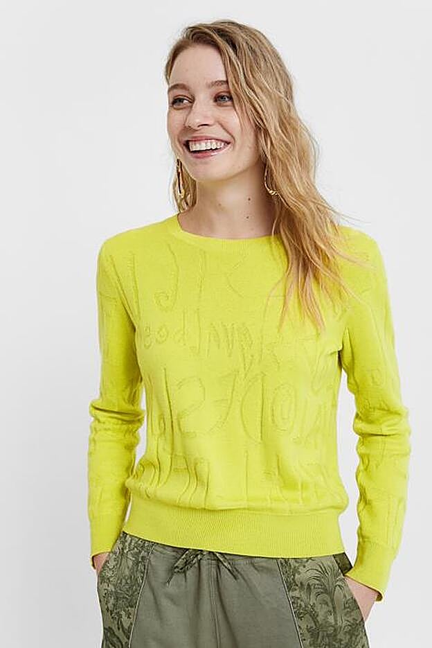 Nuria Roca ha apostado en su último look de El Hormiguero por un jersey flúor de Desigual que tiene un 30% de descuento.