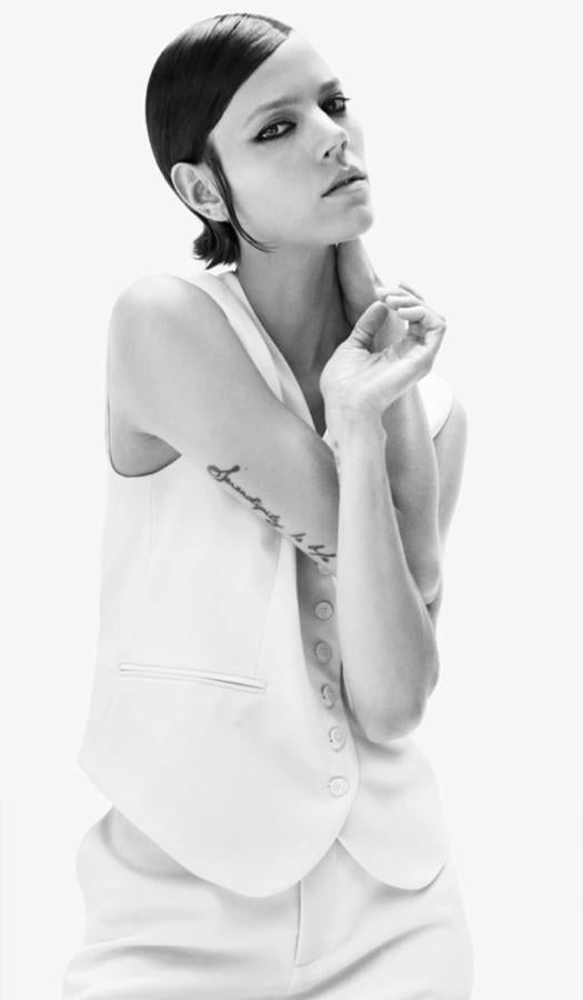 Si en verano nos volvimos locas por los chalecos, se ve que en otoño lo seguimos haciendo porque este modelo entallado, en color blanco, para llevar a modo de top, ha desaparecido del stock de Zara en casi todas las tallas. Solo lo puedes conseguir en la talla L (39,95 euros).