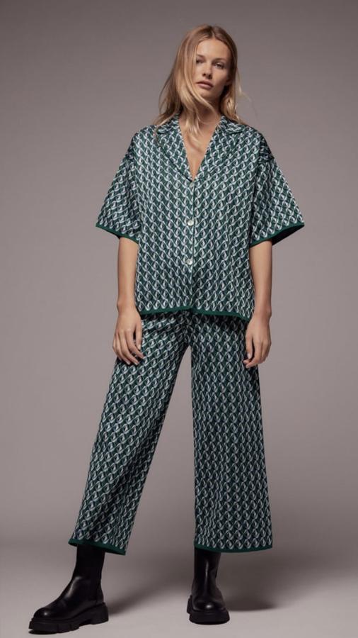 Este conjutno pertenece a las novedades de última semana de Zara y aunque no está agotado, todo indica a que lo estará en muy pocos días porque quean pocas tallas tanto del jersey (25,95 euros) como del pantalón (29,95 euros).