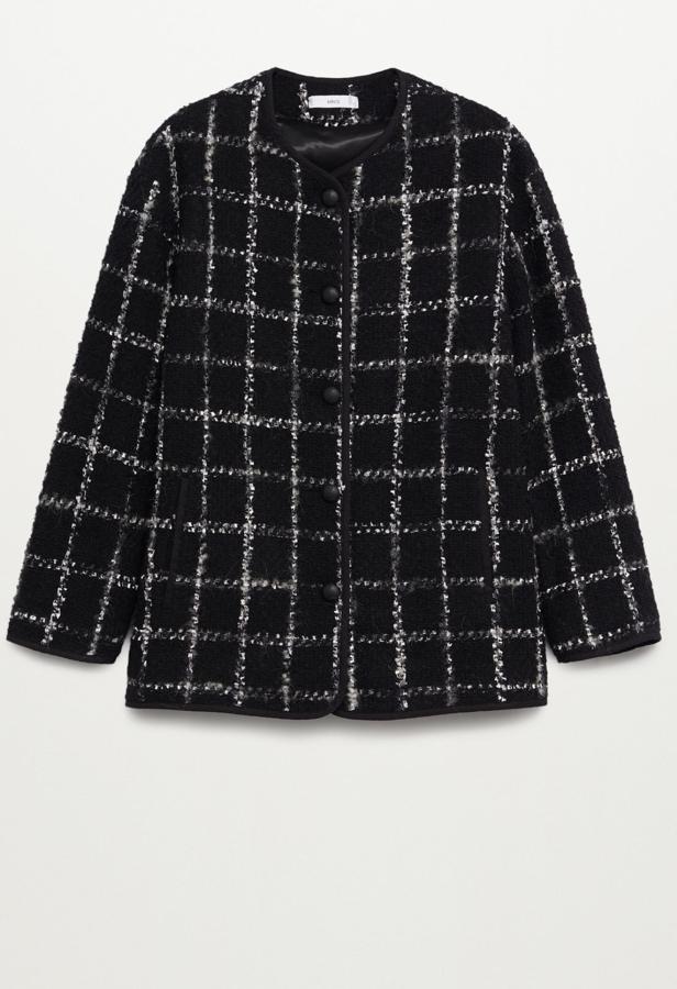 En color negro con cuadros, esta chaqueta de tweed con cuello redondo y bolsillos laterales cuenta con cierre de botones en la parte delantera y tiene un precio de 79,99 euros.