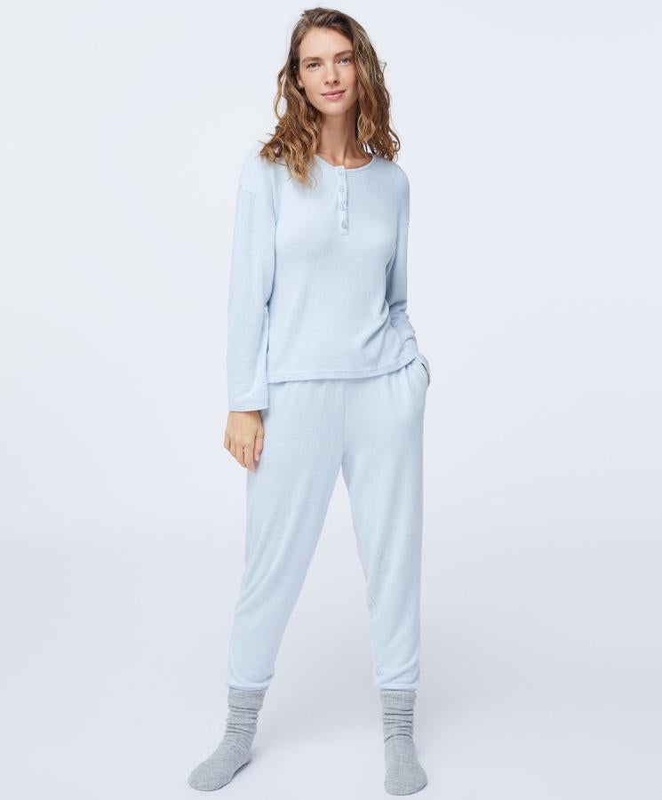 Este conjunto azul claro está formado por jersey (17,99 euros) de tacto suave con detalle de botones en la parte delantera y pantalón (19,99 euros) recto a juego.