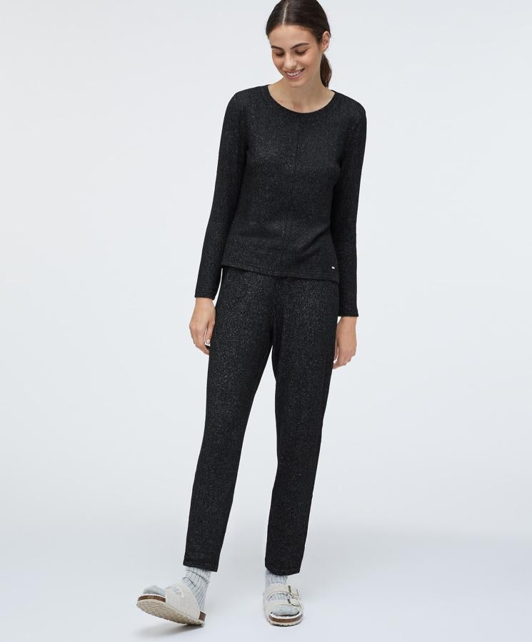 En color negro, este conjunto de tacto suave está formado por pantalón (19,99 euros) ajustable con goma elástica y cordones y jersey (15,99 euros) de cuello redondo a juego.