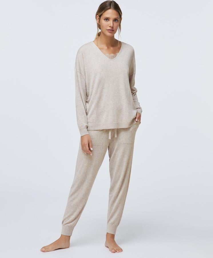 Este conjunto gris claro está formado por pantalón (29,99 euros) de punto fino con cordones y bolsillos laterales y jersey (35,99 euros) con camiseta interior con detalle de blonda.