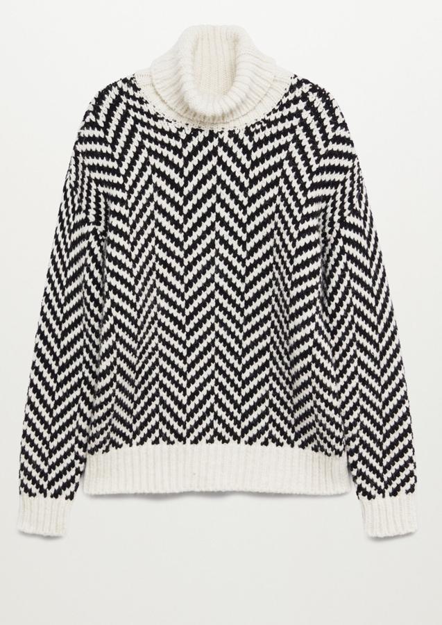 En blanco y negro, este jersey de punto con diseño de rayas cuenta con cuello vuelto y terminaciones de canalé. Tiene un precio de 39,99 euros.