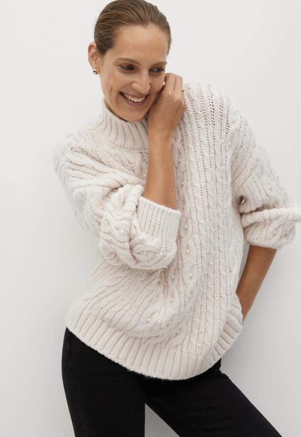 Con bordado de perlas en la parte delantera, este jersey de punto en color crudo cuenta con terminaciones de canalé y cuello redondo. Tiene un precio de 49,99 euros.