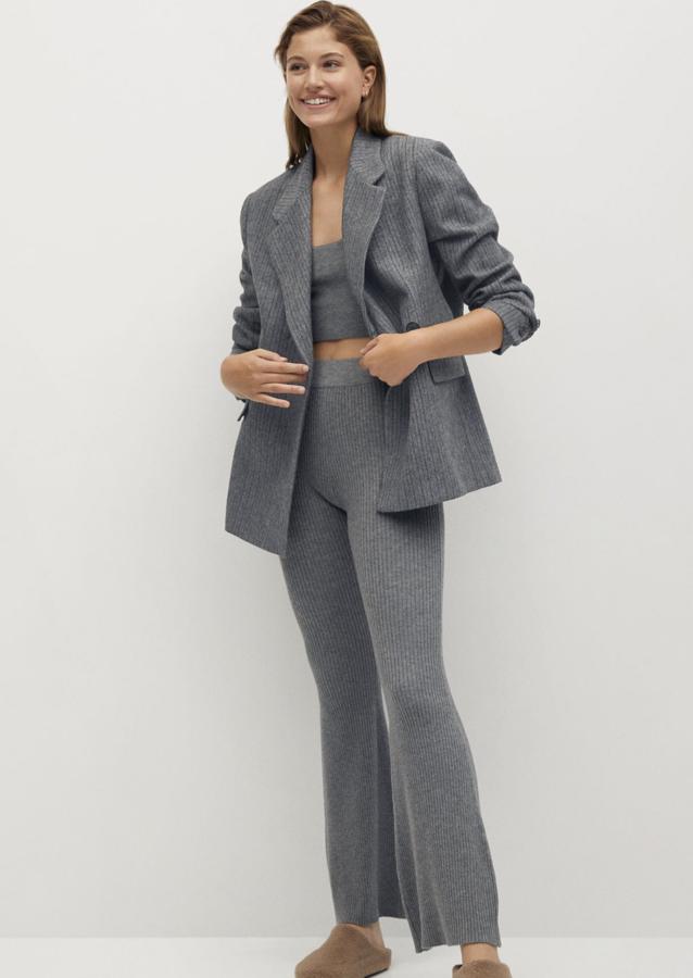 Este pantalón de punto de canalé en color gris cuenta con diseño acampanado y cintura elástica. De tiro alto, tiene un precio de 29,99 euros.