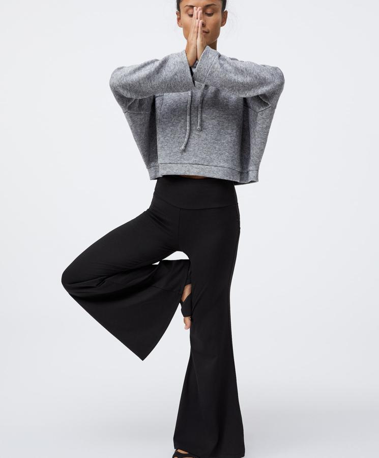 En color negro, este pantalón de campana con cintura alta cuenta con tejido de alta resistencia y tiene un precio de 19,99 euros.