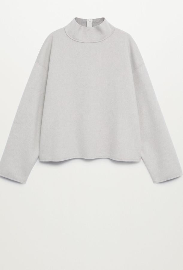 En color gris claro, esta sudadera en tejido jaspeado y cuello perkins tiene un precio de 29,99 euros.