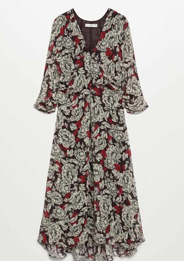 Este vestido negro con estampado floral en blanco y rojo cuenta con diseño acampanado y cuello de pico. Tiene un precio de 49,99 euros.