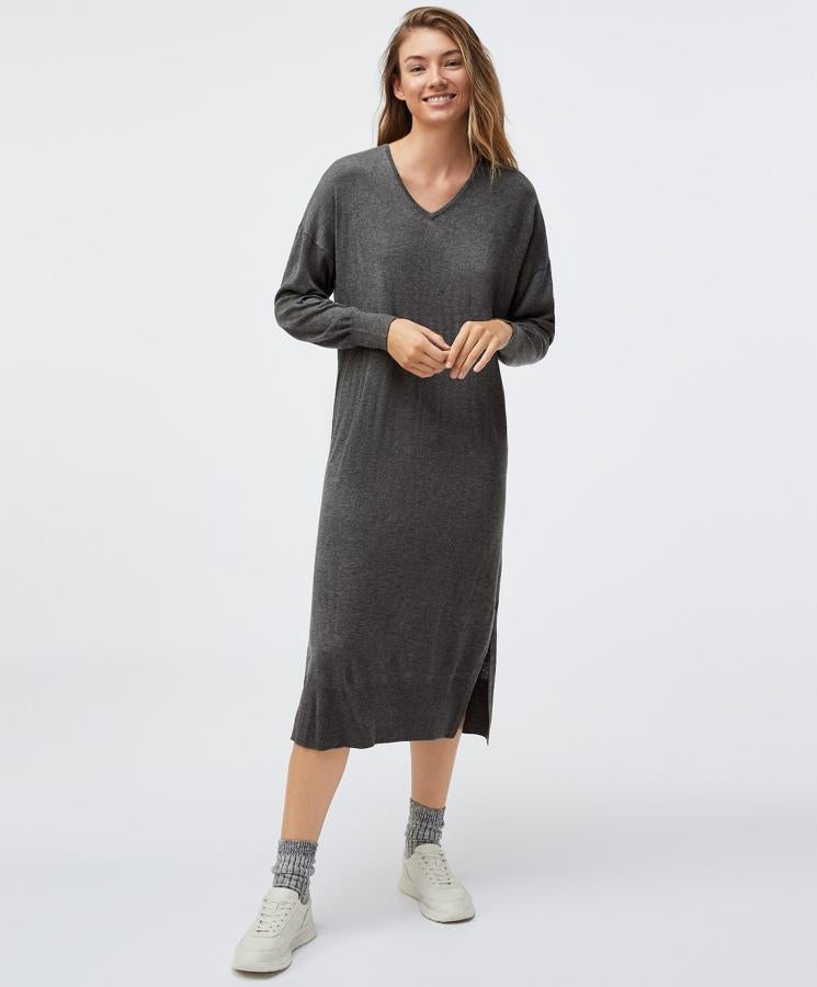 Este vestido midi de punto fino y manga larga cuenta con escote de pico y detalle de abertura lateral. En color gris oscuro, tiene un precio de 35,99 euros.