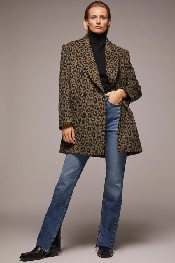 Este abrigo con estampado de leopardo cuenta con manga larga y hombros marcados y bajo con abertura en la espalda. Con cierre frontal cruzado con botones, es de Zara y tiene un precio de 69,95 euros.