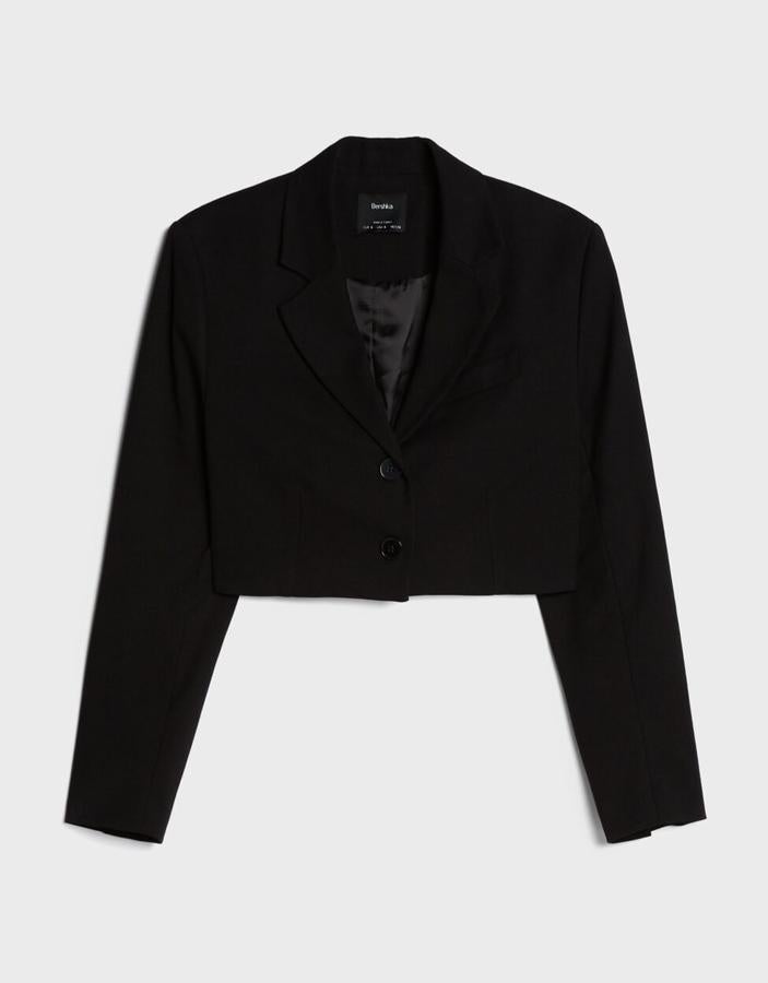 Esta blazer cropped cruzada en color negro cuenta con botones y tiene un precio de 17,99 euros.