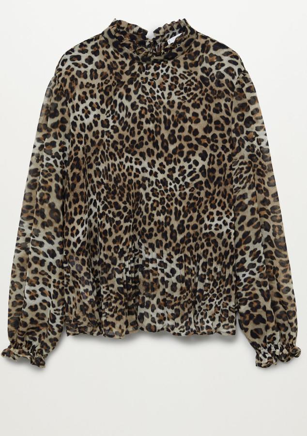 Esta blusa fluida con estampado de leopardo y cuello perkins cuenta con cierre de lazo en la parte posterior y tiene un precio de 29,99 euros. Es de Mango.