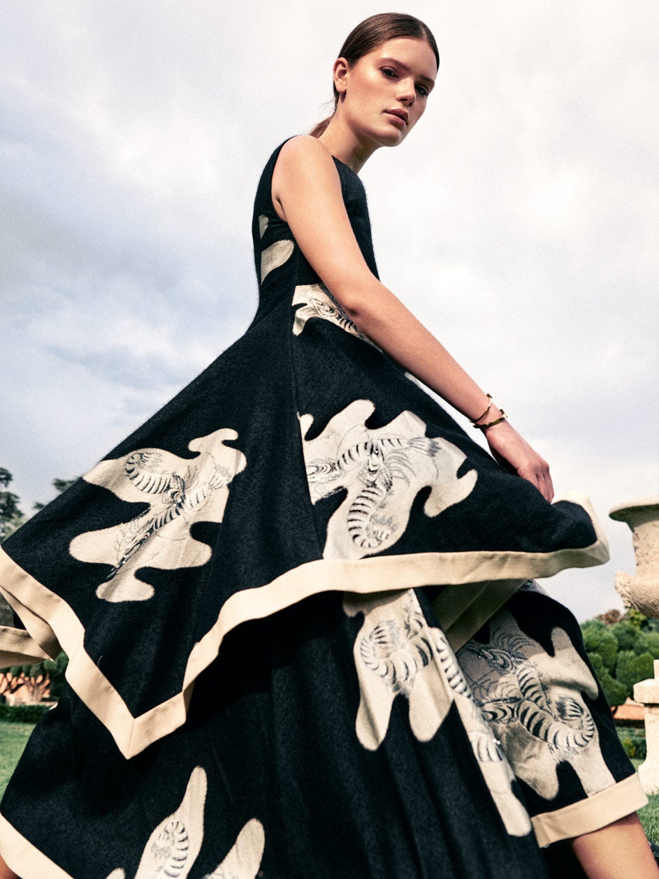 Vestido de Loewe y pulseras de oro rosa, de Tiffany & Co.