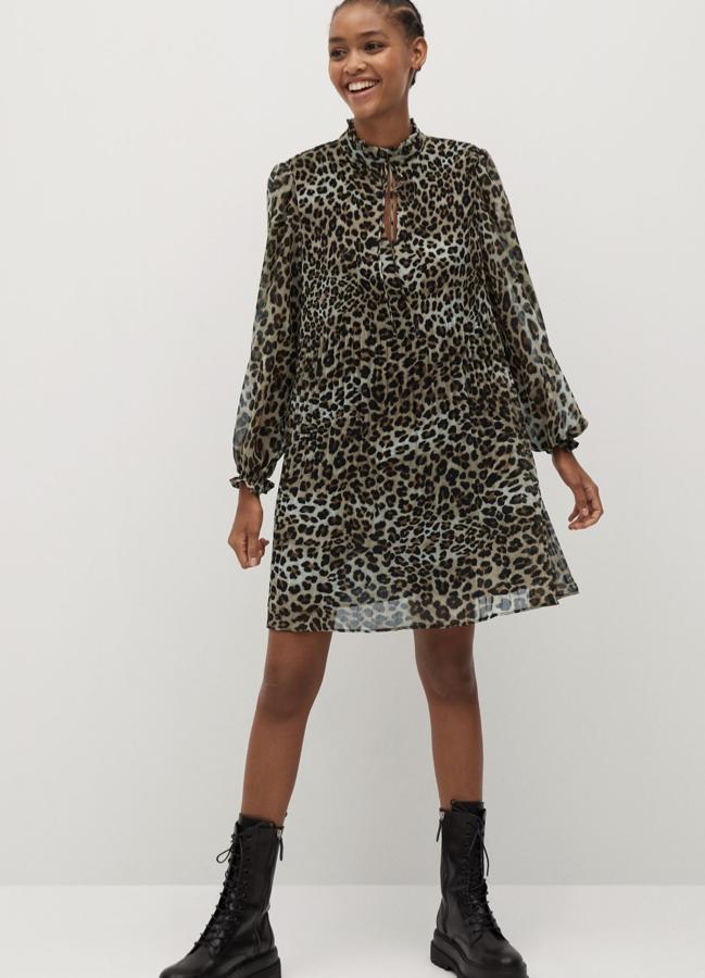 Con tejido fluido y estampado de leopardo, este vestido corto con escote de pico con tiras al cuello cuenta con manga abullonada con puños elásticos y detalles plisados. Es de Mango y tiene un precio de 39,99 euros.
