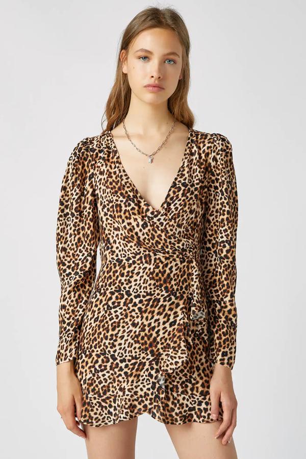 Este vestido corto con estampado de leopardo y parte delantera cruzada tipo pareo cuenta con escote de pico y tiene un precio de 25,99 euros. Es de Pull & Bear.