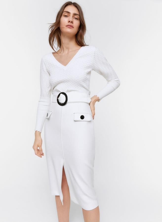 Con abertura en el bajo frontal, esta falda midi de Uterqüe en color blanco viene con bolsillos en la parte frontal y cinturón con hebilla redonda a contraste, al igual que los botones de los bolsillos. Con cierre de cremallera trasera, tiene un precio de 89 euros y está disponible entre las tallas XS y L.