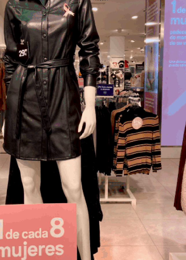 Aunque C&A no ha creado una prenda 'ad hoc' para esta fecha, la firma de moda ha lanzado una campaña para concienciar contra el cáncer de mama y colabora con AECC con 68.000 € para su investigación.