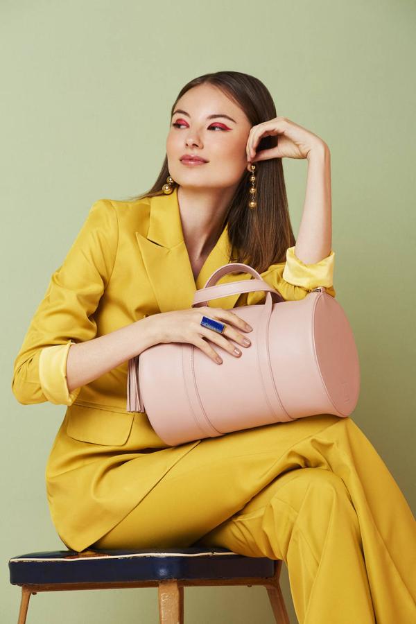 LEandra Bags dona el 20% de la recaudación de la venta de sus bolsos rosas durante el mes de octubre a la lucha contra el cáncer.