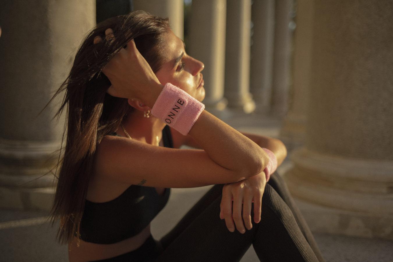 La firma española Ônne, se une a la causa con la intención de dar visibilidad a la importancia de realizarse revisiones médicas para conseguir una detección temprana pero, sobre todo, para financiar con una parte de los beneficios de sus ventas proyectos de investigación que posibiliten la erradicación de la enfermedad. Para lograrlo, la marca ha lanzado una muñequera rosa solidaria cuyos beneficios irán destinados en su totalidad a la AECC. Su precio, 9,99 euros.