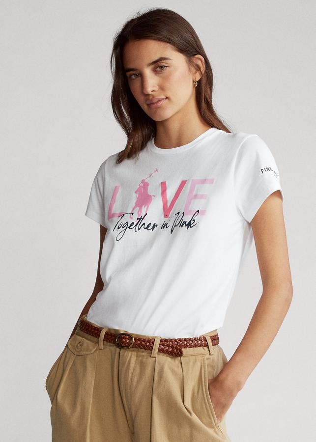 La acción solidaria de Ralph Lauren en la lucha contra el cáncer de mama cumple 20 años, y la firma destina el 100% de los beneficios de su colección solidaria a proyectos de investigación de la enfermedad.