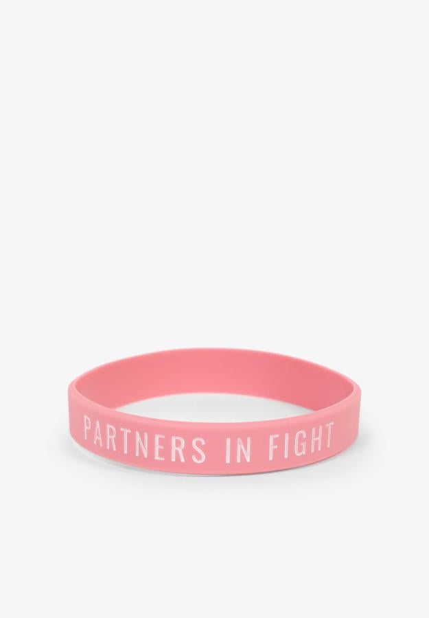 El 19 de octubre, por cada producto rosa de Scalpers que se venda, la firma donará 2€ al Centro de Investigación CIMA de la Universidad de Navarra, que recauda fondos para erradicar las recaídas locales tras la cirugía en el cáncer de mama. Además, han puesto a la venta esta pulsera solidaria.