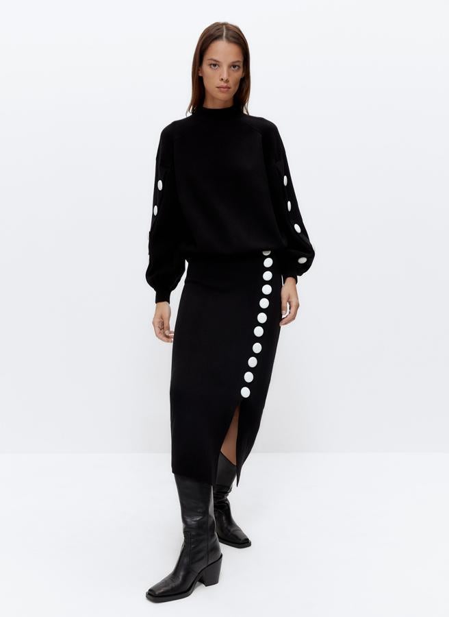 Este conjutno de Uterqüe ya te lo hemos recomendado hace unos días y es que es perfecto tanto para ir a la oficina como para salir a cenar. Nos encanta su sencillez pero a la vez su detalle original de botones blancos.  ¡Y es perfecto para llevarlo con botas cowboy!  Tanto la falda como el jersey cuestan 79 euros.