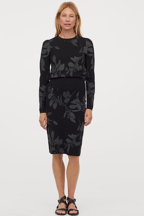 La tendencia pasa casi siempre por los conjuntos lisos pero este estampado de flores en negro y gris de H&M nos ha robado el corazón. Jersey (34,99 euros) y falda ajustada (29,99 euros) que sientan como un guante. Tiene ligeros toques plateados que lo convierte en el mejor look de noche.