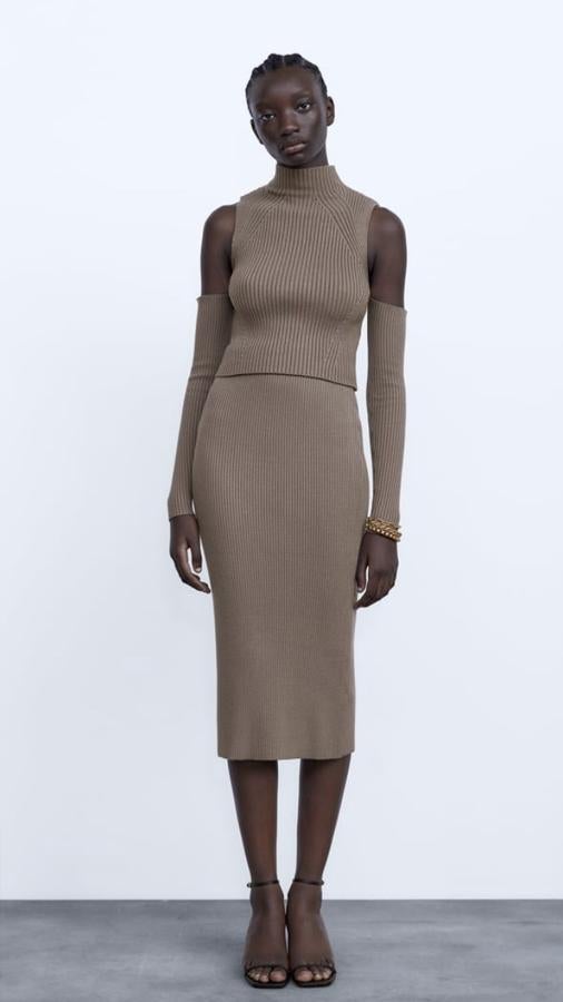 Original donde los haya, este conjunto de falda de tubo (25,95 euros) y jersey con hombros al aire (17,99 euros) es de Zara. Parecerá que llevas manguitos pero es parte del propio top. ¿Es o no es el más especial?