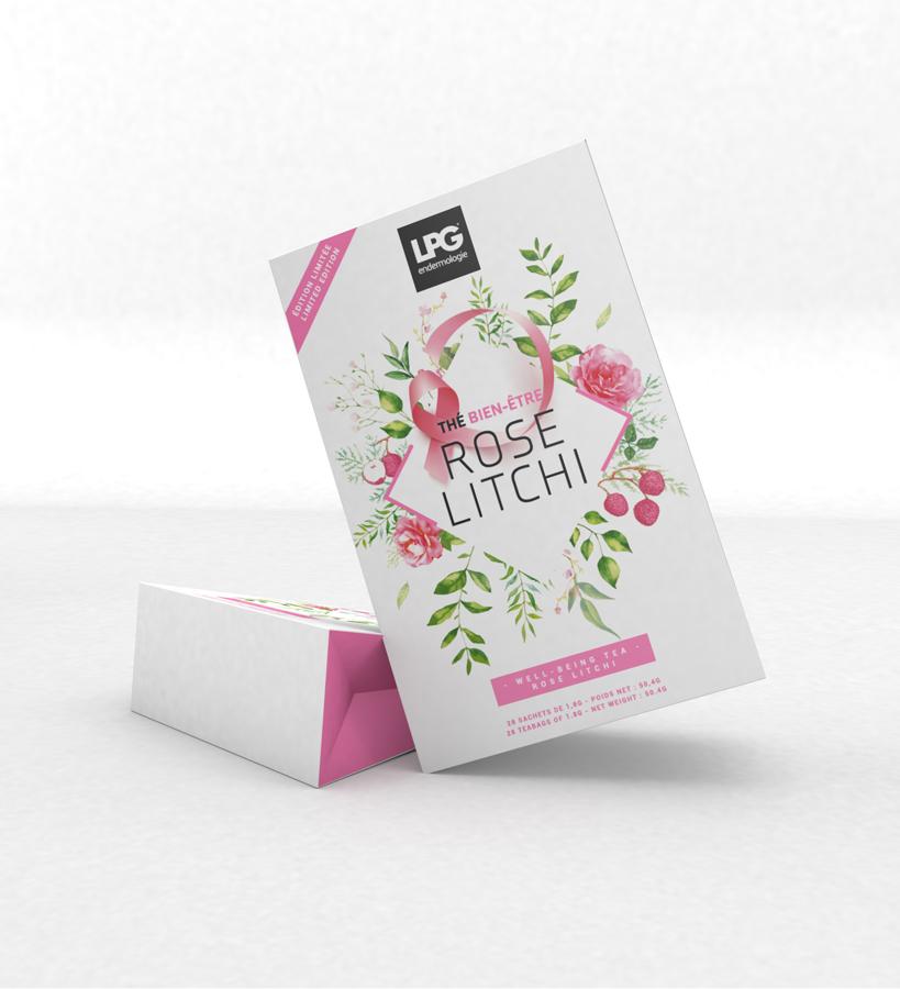 100% orgánico, mezcla té blanco, rosa y lichi para un sabor delicado con notas tiernas y florales. Relaja, quema grasas, drena y promueven una buena digestión para equilibrar el cuerpo. Con la venta de cada unidad la filial española de la marca donará 1euro a la asociación GEICAM, centrada en la investigación de esta enfermedad. Té Bienestar Edición Pink de LPG (29 €).