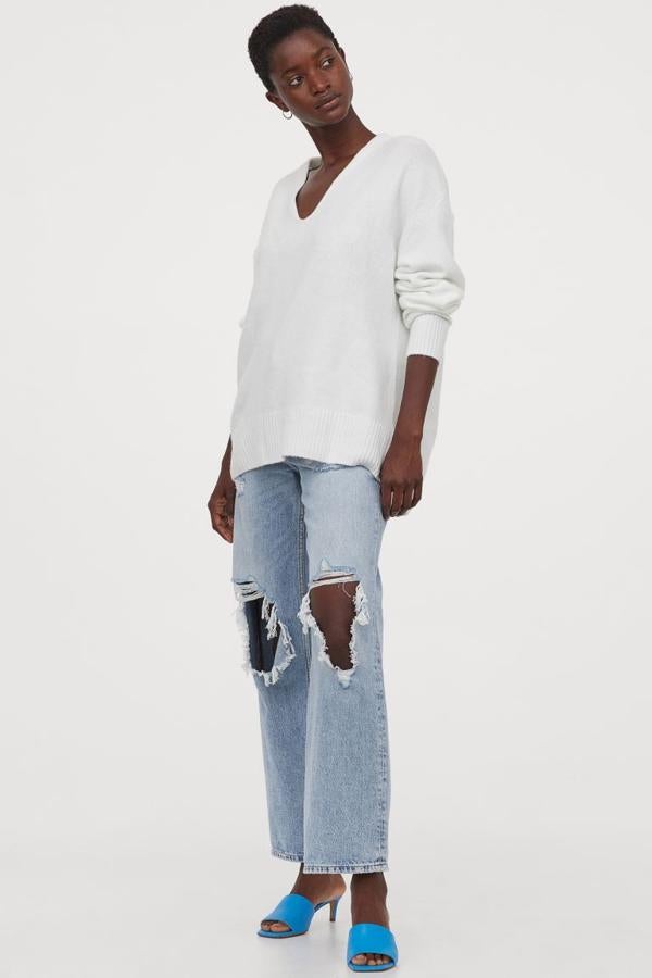 Disponible en siete colores diferentes, este jersey de punto con lana en la trama tiene diseño amplio con escote de pico, hombros caídos y ribete de canalé en puños y bajo. Cuesta 19,99 euros y en blanco solo queda en las tallas XS y M.