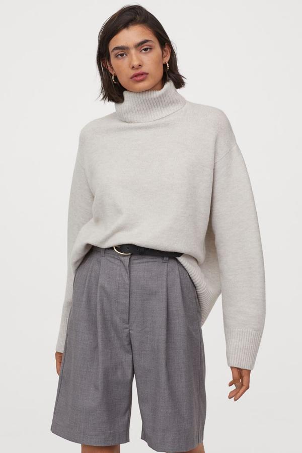 En gris hielo, negro o beige jaspeado, este jersey de punto suave con lana en la trama viene con cuelo alto de canalé, mangas raglán con hombros caídos y espalda algo más larga. Confeccionado con poliéster reciclado, puedes encontrarlo entre las tallas XS y XL por 19,99 euros.