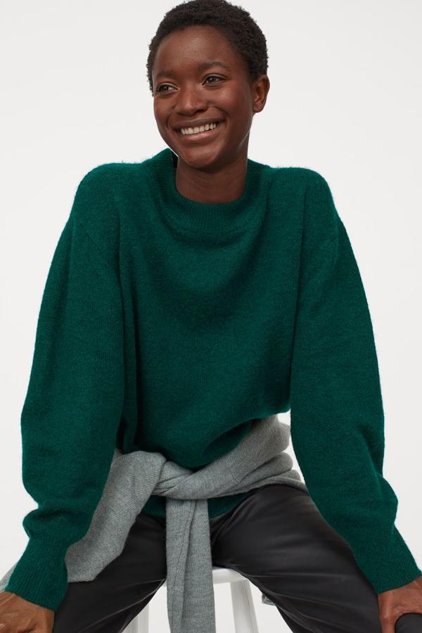 De corte cuadrado con hombros caídos y remate de canalé en cuello, puños y bajo, este jersey en punto fino suave con lana en la trama está confeccionado con poliéster reciclado y tiene un precio de 19,99 euros. En verde solo queda en la talla XS pero está disponible en otros tres colores y tallas hasta la XXL.