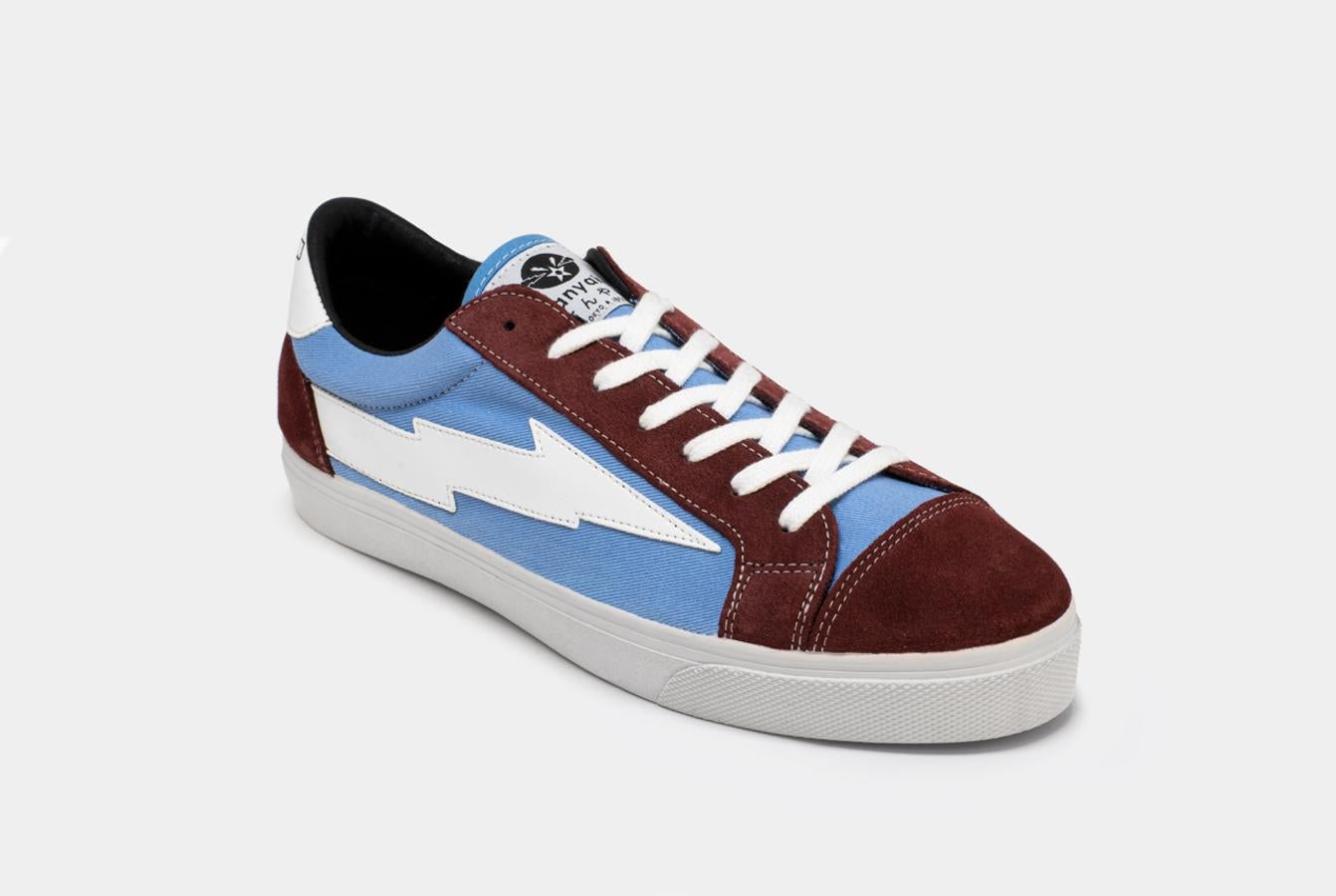 Esta firma inspirada en la cultura japonesa ha actualizado su colección de zapatillas con el icónico rayo con tonalidades perfectas para esta época como estas con azul y granate (149,99 euros).