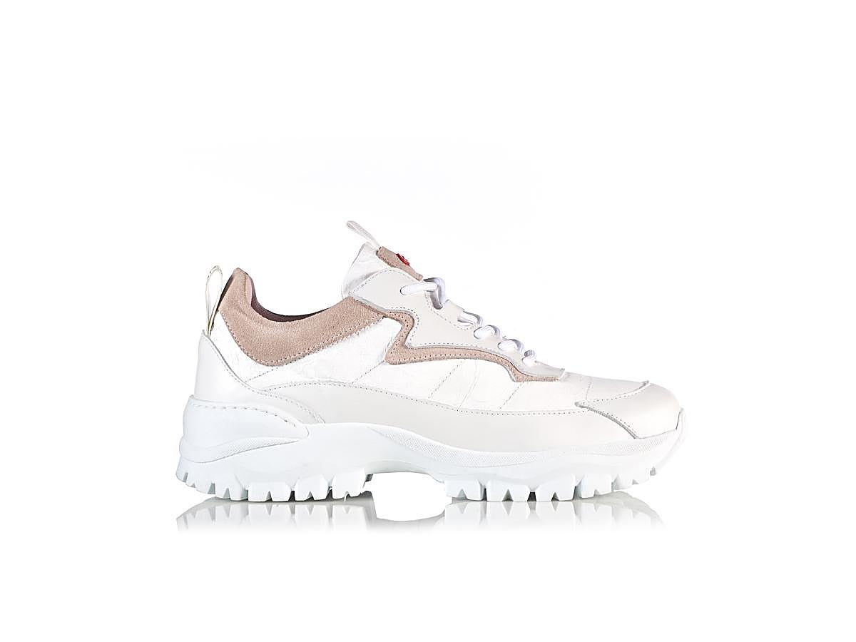 sí, lo has adivinado. Esta temporada se siguen llevando las chunky sneakers y son el modelo perfecto para llevar con tus looks más otoñales y darles un toque sofisticado. En Nobrand, firma portuguesa, proponen este modelo en color blanco y nude (175 euros) para ser toda working girl.