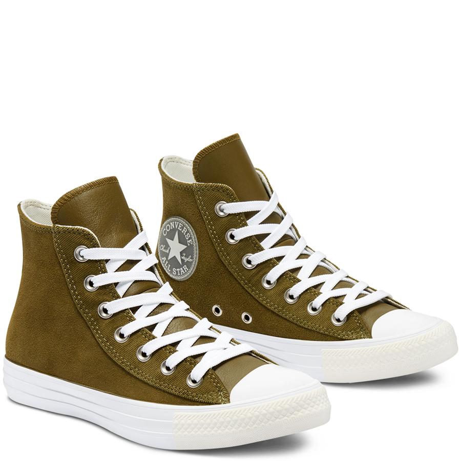 Las zapatillas Converse son un clásico que nunca pasa de moda, pero también tienen versiones diferentes y originales que adaptar a cada temporada. Olvídate de los modelos de tela que son más veraniegos y escoge un modelo como este con ante, piel, pana en verde caqui (85 euros).