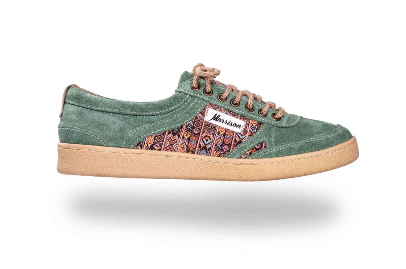 Morrison es una marca de zapatillas unisex tiene disponibles zapatillas hechas a mano de serraje con una seña de indentidad única. En ella puedes encontrar diseños tan ideales como este en verde menta, estampado étnico y cordones de Yute (65 euros).