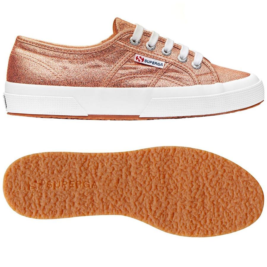 ¿Quién dijo que los brillos son solo para las ocasiones especiales, la noche o el verano? ¡Error! Apostar por ello puede ser la opción perfecta para dar vida a un look de básicos. Y nuestra propuesta para este otoño son estas zapatillas metalizadas en color oro rosa de Superga (75 euros).