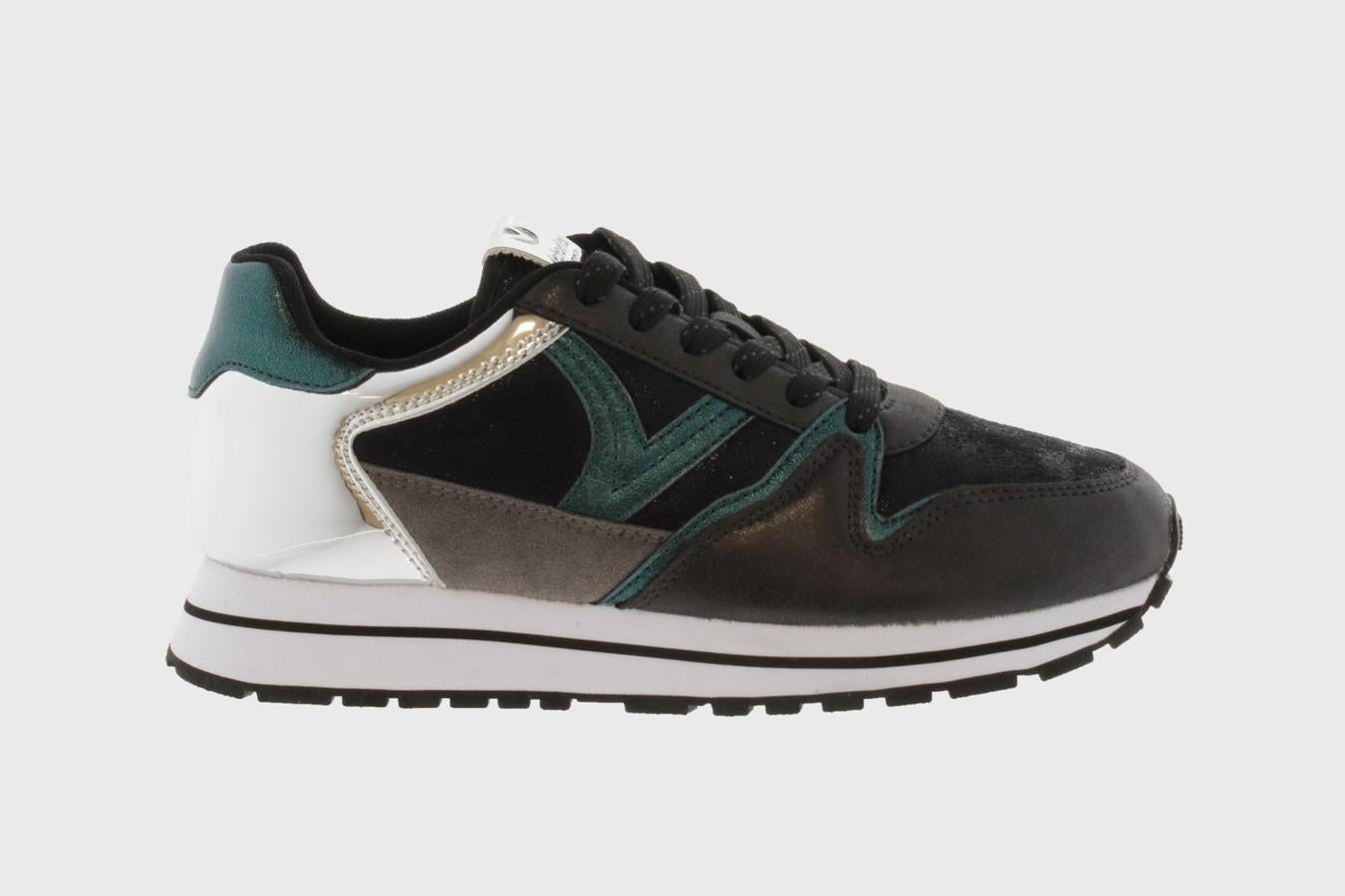 Si cuando llega el frío prefieres optar por colores oscuros y más apagados, estas zapatillas de Victoria son para ti. Un modelo en tonalidades grises y verdes pero con mezcla de materiales como el ante y el metalizado que darán un toque diferente a tu look.