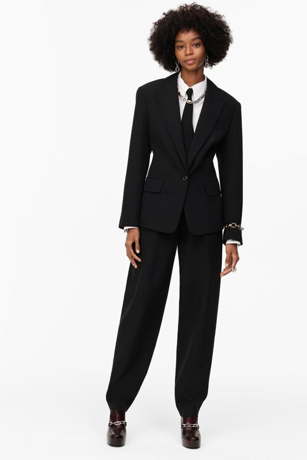 La combinación más clásica y típica no tiene rival. El patronaje se pone al servicio de la figura femenina para potenciar las curvas en la cintura. Blazer (79,95 €) y pantalón (69,95 €), todo de Zara.