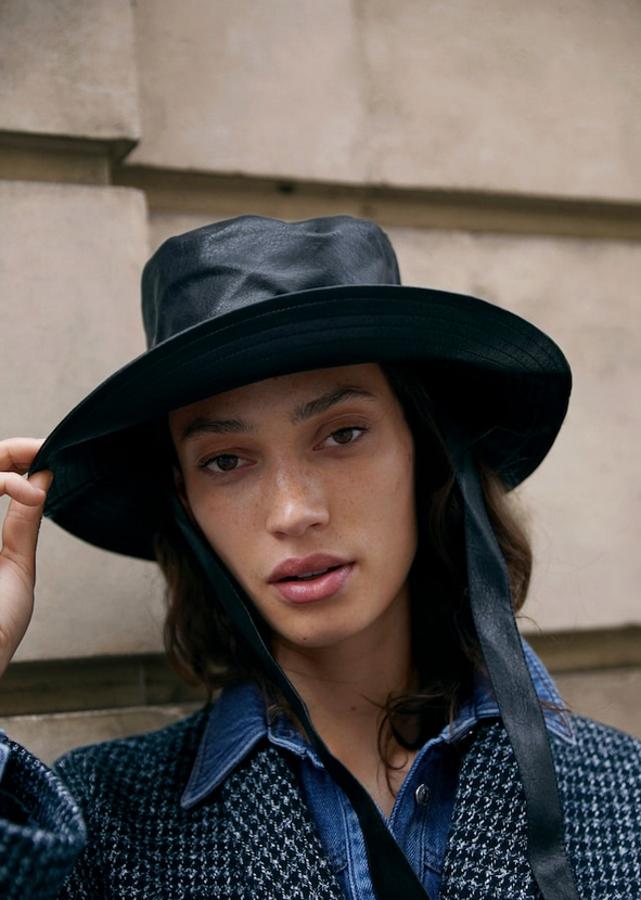 Con efecto charol y cierre de tiras, este gorro de lluvia de Mango en color negro tiene forro interior de algodón y cuesta 15,99 euros.