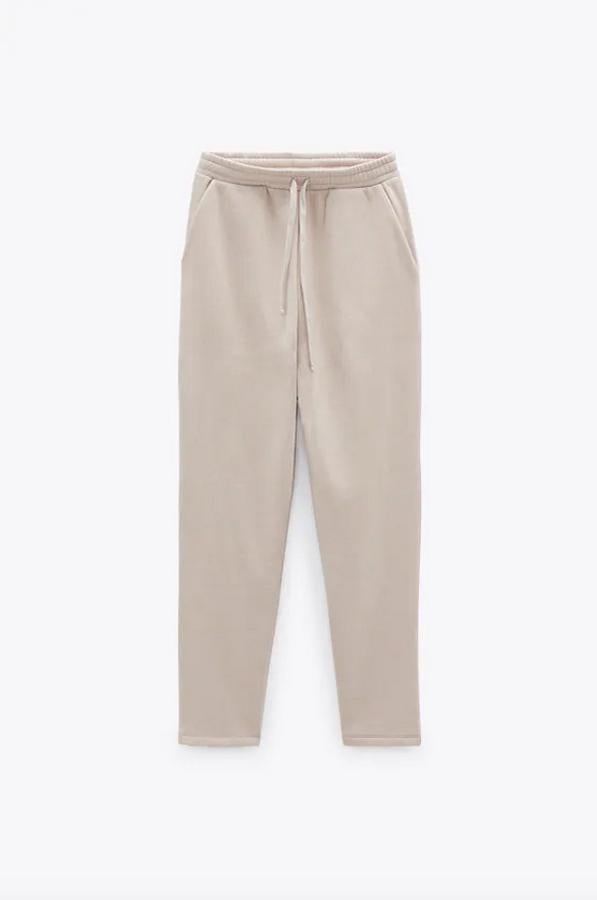 Este pantalón jogger de Zara en color arena, con cintura elástica ajustable con cordones viene con bolsillos laterales, tiro alto y bajo con pespuntes. Cuesta 17,95 euros y está disponible entre las tallas S y XL.