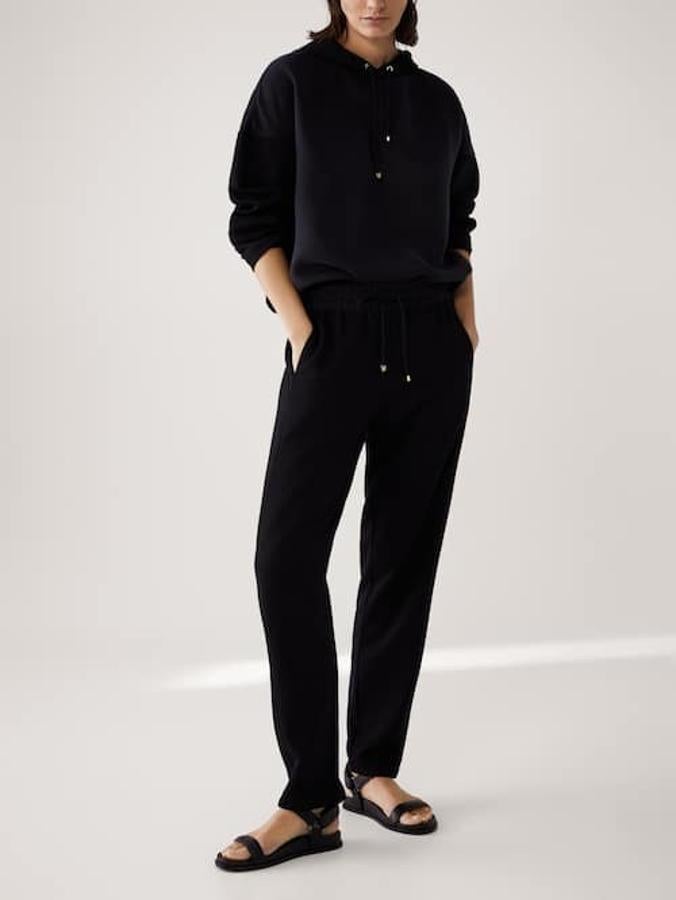 Con costuras laterales y traseras vistas, estos pantalones jogger de Massimo Dutti en color negro tienen un precio de 49,95 euros y están disponibles únicamente en la talla XS.