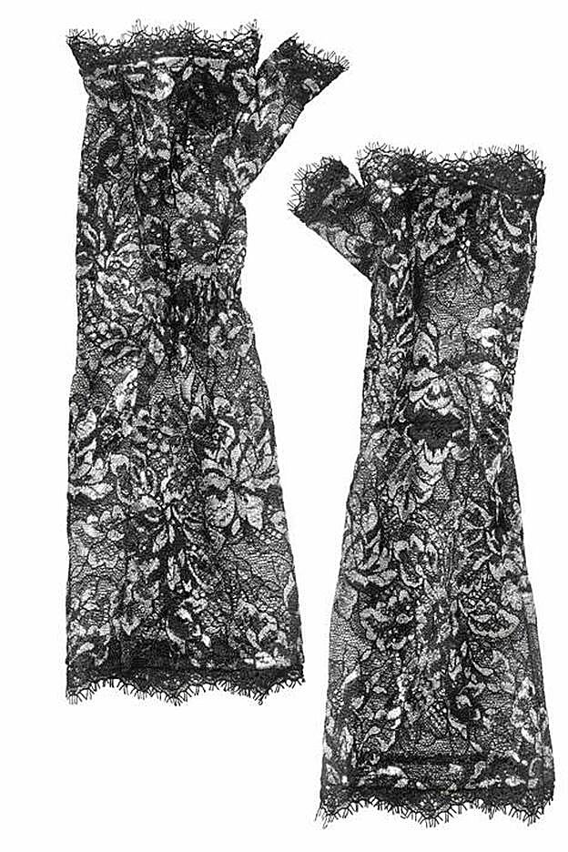 Guantes de encaje (9,99 €), de The Vampire’s Wife x H&M