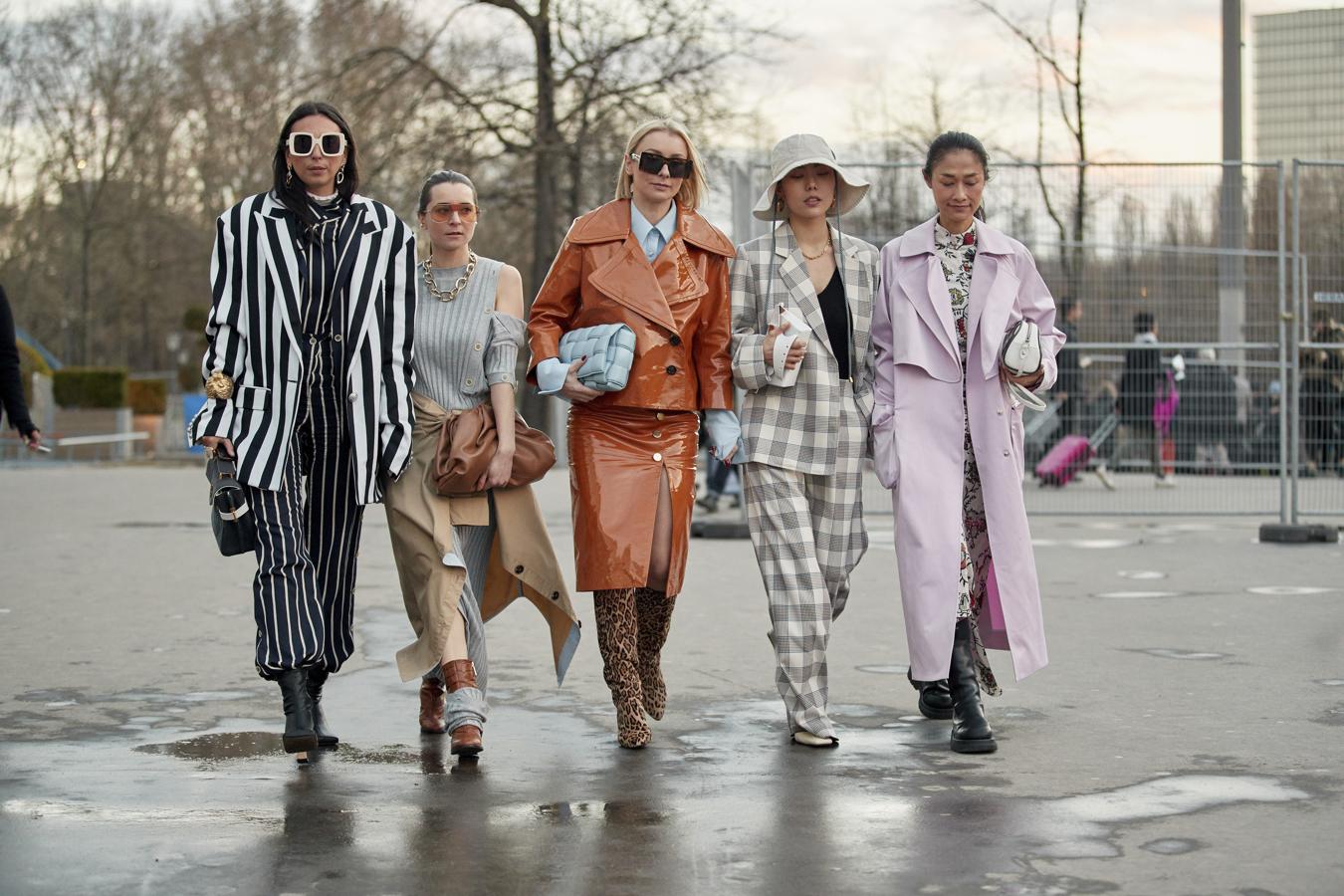 Estampaso XXL, mezclas, 'layering', charol... que la lluvia no te hagan caer en el desdén 'sartorial'. ¡Pon color y atrevimiento a los días más grises!