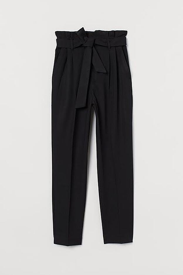 Pantalón negro con cinturón, de H&M (24,99 euros).