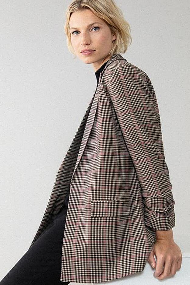 La chaqueta americana ligera de Lefties tiene unos preciosos cuadros rosa.