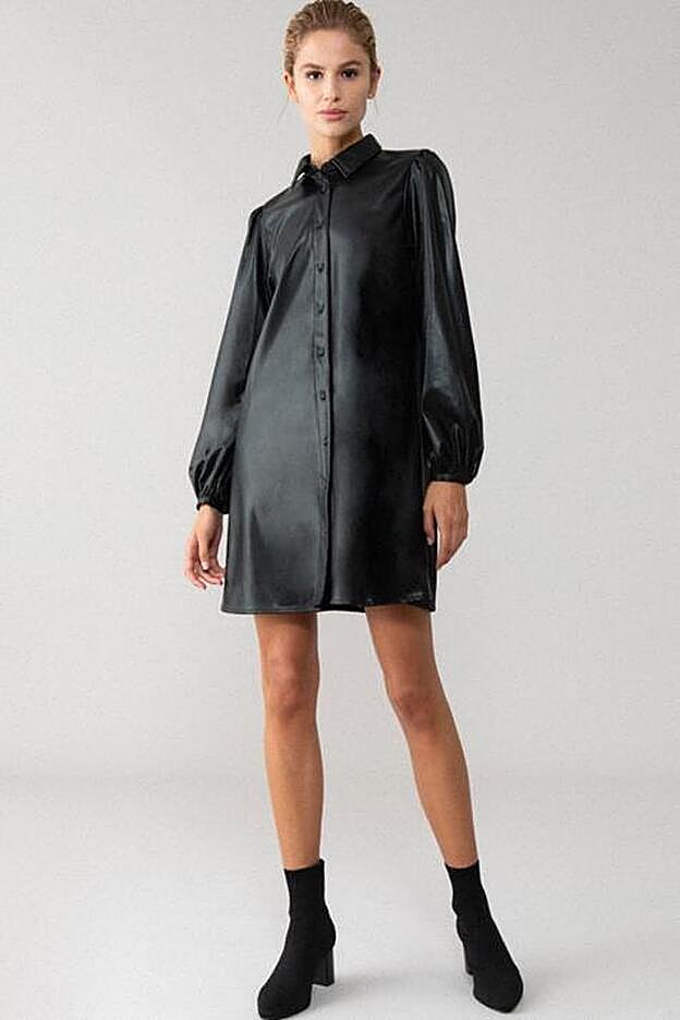 Un básico que sienta como una guante: el vestido camisero efecto piel de Lefties.
