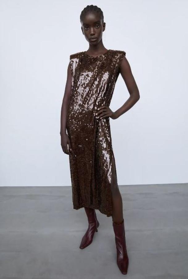 Vestido marrón de lentejuelas con hombreras, de Zara (69,95 euros).
